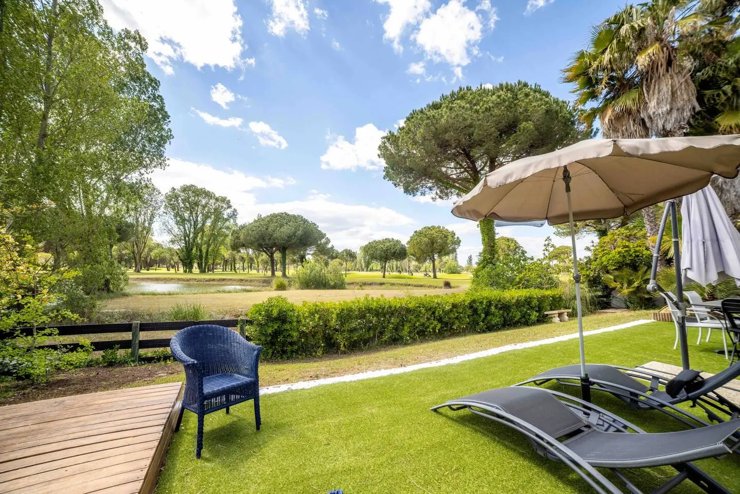 Jardin verdoyant avec vue sur le parcours de golf de la Grande Motte