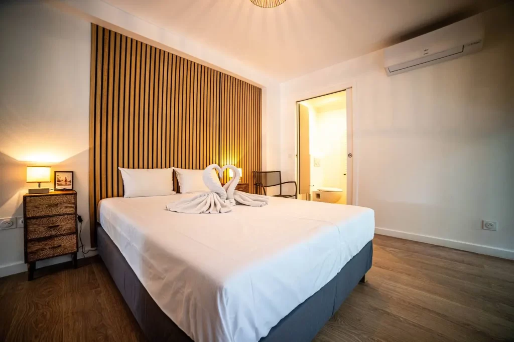 Photos de la chambre spacieuse et élégante dans la villa de luxe à la Grande Motte
