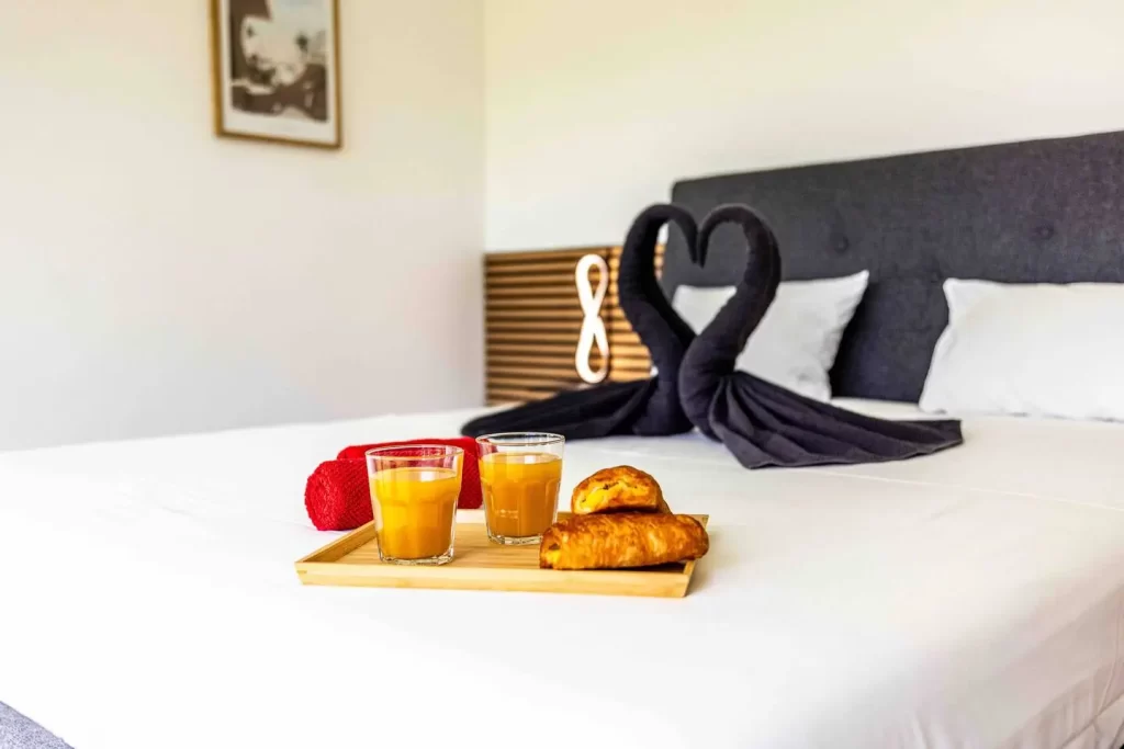Photos de la chambre parentale spacieuse et élégante avec vue sur le golf
