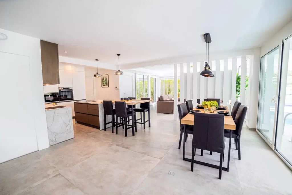 Photos de la cuisine moderne entièrement équipée et salle à manger de la villa de luxe à la Grande Motte