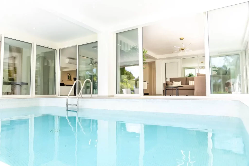 Piscine intérieure de la villa de luxe à La Grande Motte