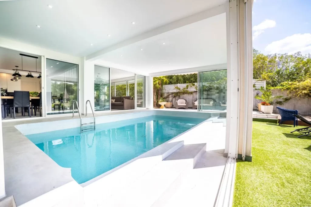 Piscine intérieure de la villa de luxe à La Grande Motte