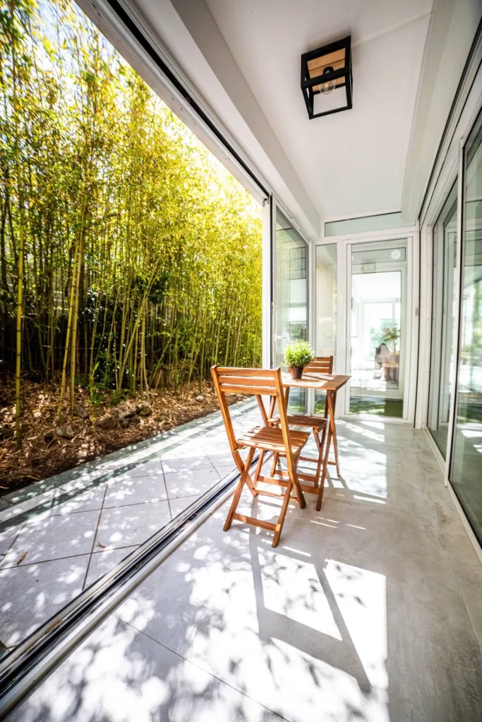 Terrasse ombragée par la bambouseraie dans la villa de luxe à la Grande Motte