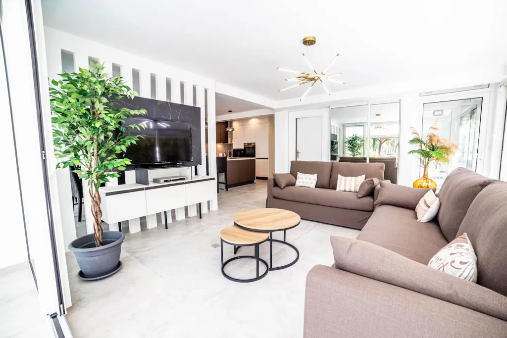 Salon confortable et familial de la villa de luxe en location à la Grande Motte