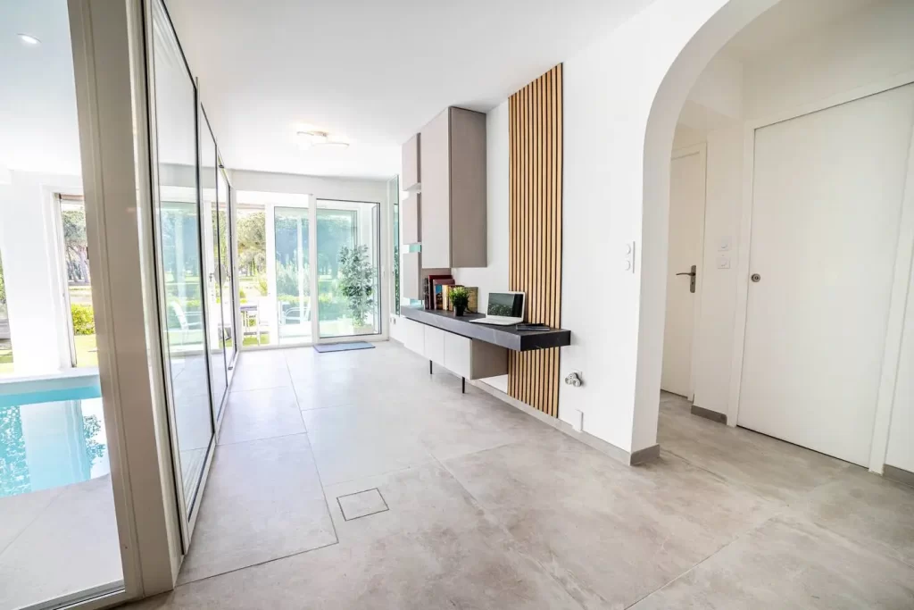 Zone de télétravail et remote work dans la villa de luxe à la Grande Motte