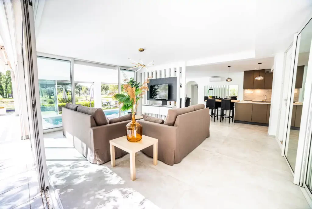Salon confortable et familial de la villa de luxe à la Grande Motte