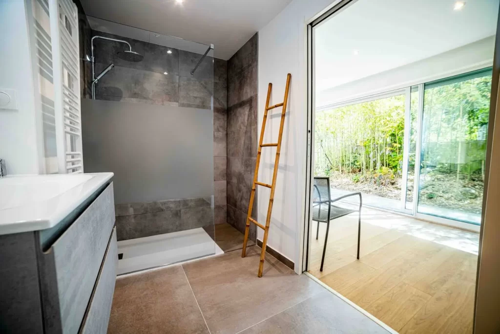 Salle de bain moderne et élégante dans la villa de luxe de la Grande Motte