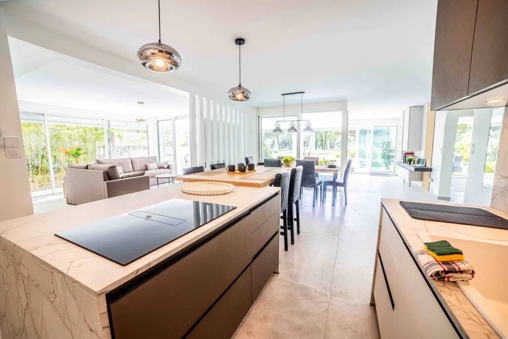 Cuisine moderne entièrement équipée et salle à manger pour 8 personnes