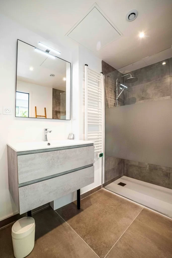 Salle de bain moderne et élégante dans la villa de luxe de la Grande Motte