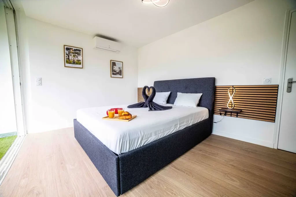 Photos de la chambre parentale spacieuse et élégante dans la villa de luxe à la Grande Motte