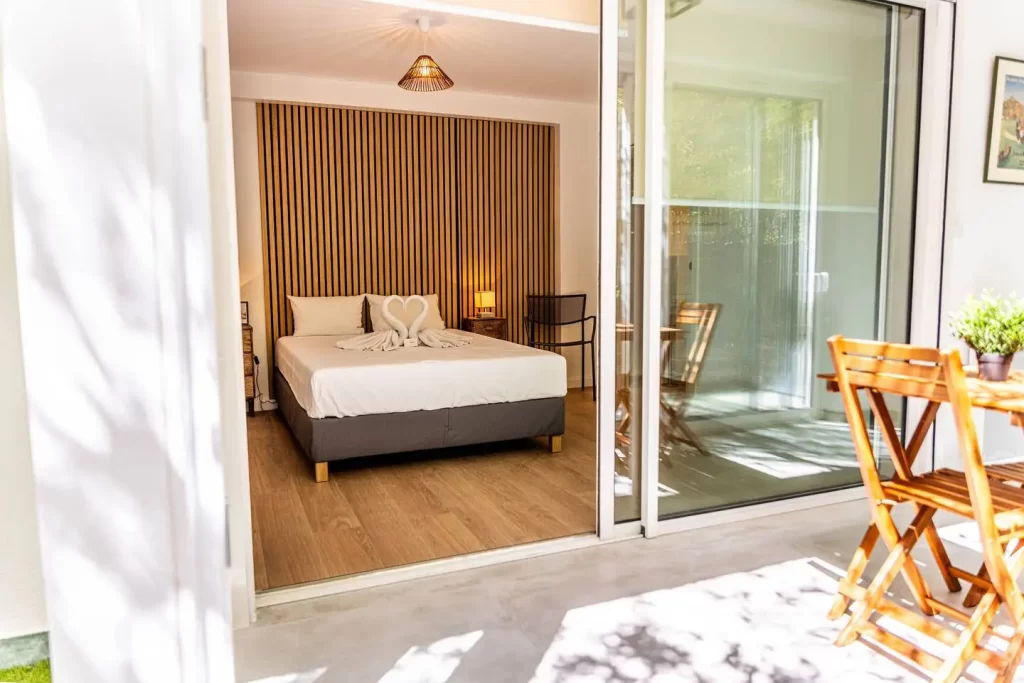 Photos de la chambre spacieuse et élégante dans la villa de luxe à la Grande Motte