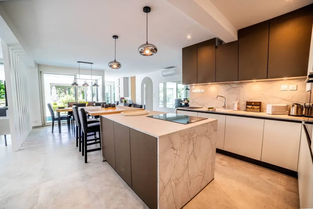 Photos de la cuisine moderne entièrement équipée et salle à manger de la villa de luxe à la Grande Motte