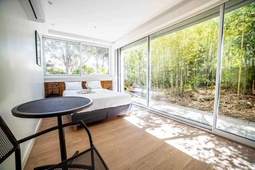 Photos de la chambre spacieuse et élégante dans la villa de luxe à la Grande Motte