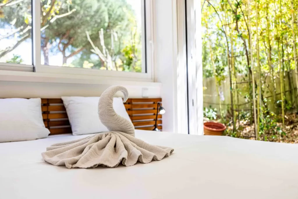 Photos de la chambre spacieuse et élégante dans la villa de luxe à la Grande Motte