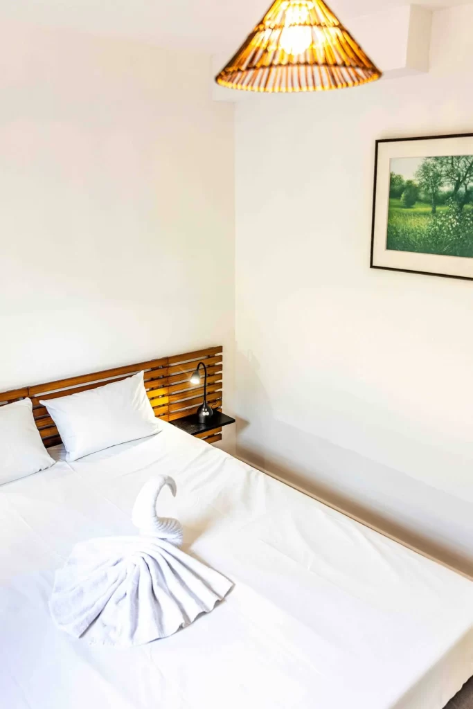 Photos de la chambre spacieuse et élégante dans la villa de luxe à la Grande Motte