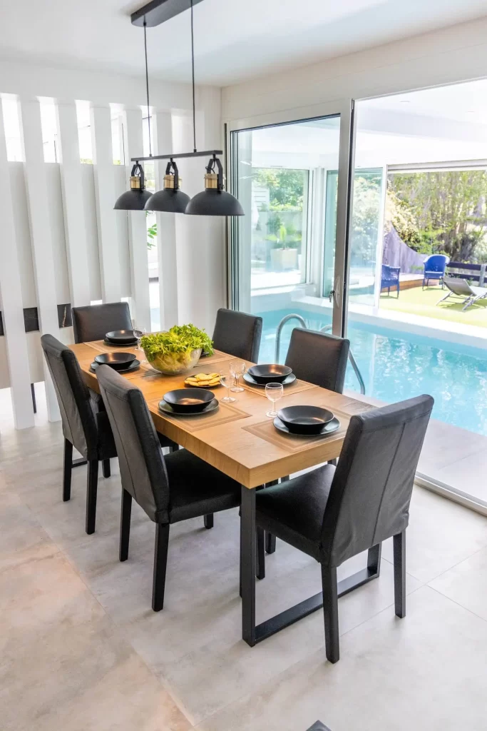 Salle à manger de la villa de luxe à la Grande Motte