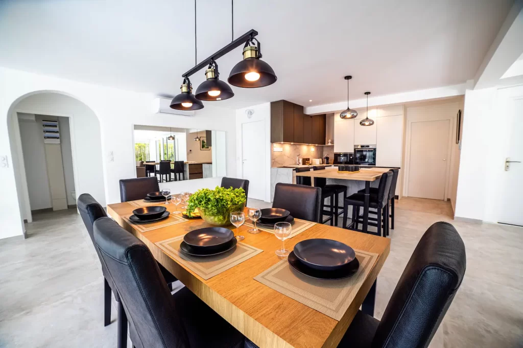 Photos de la cuisine moderne entièrement équipée et salle à manger de la villa de luxe à la Grande Motte