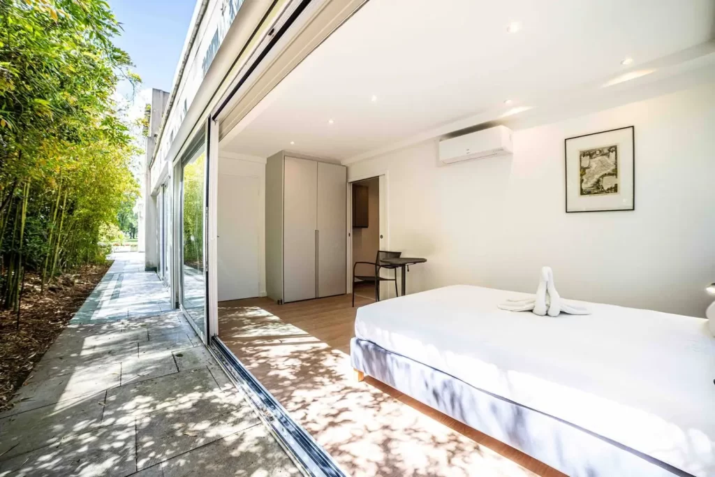 Photos de la chambre spacieuse et élégante dans la villa de luxe à la Grande Motte