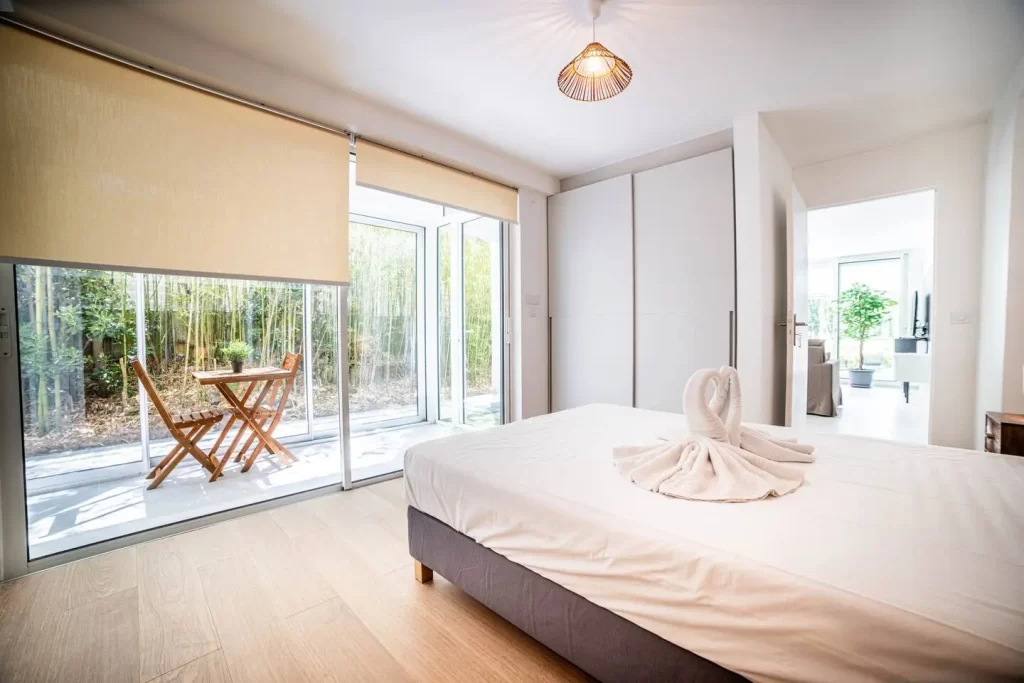 Photos de la chambre spacieuse et élégante dans la villa de luxe à la Grande Motte