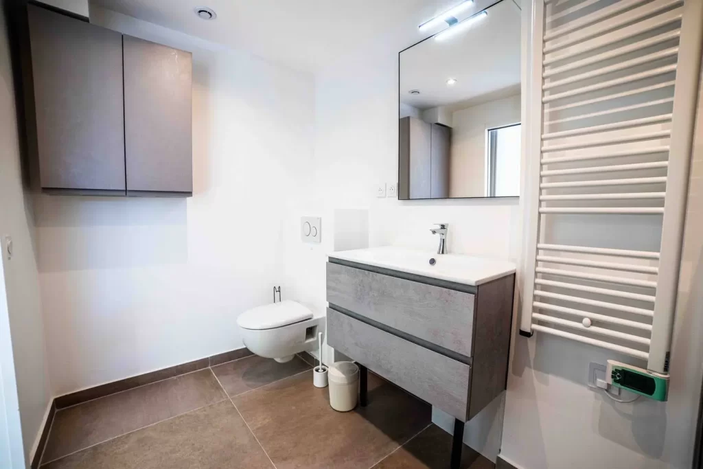 Salle de bain moderne et élégante dans la villa de luxe de la Grande Motte