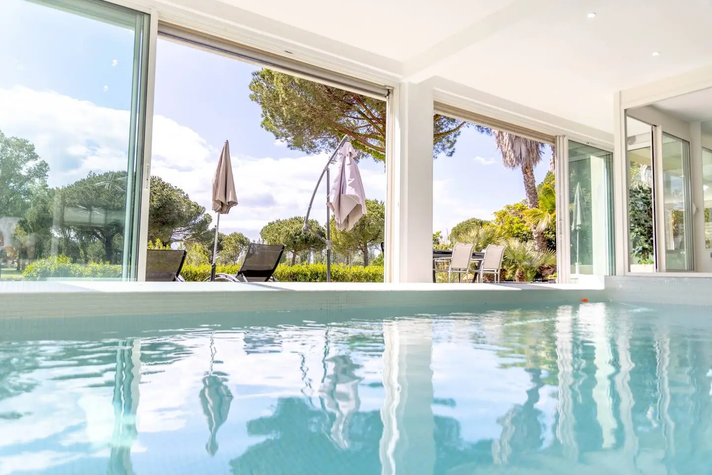 Piscine intérieure de la villa de luxe à La Grande Motte, proche de Montpellier et la Camargue, idéal pour des familles ou groupes d'amis