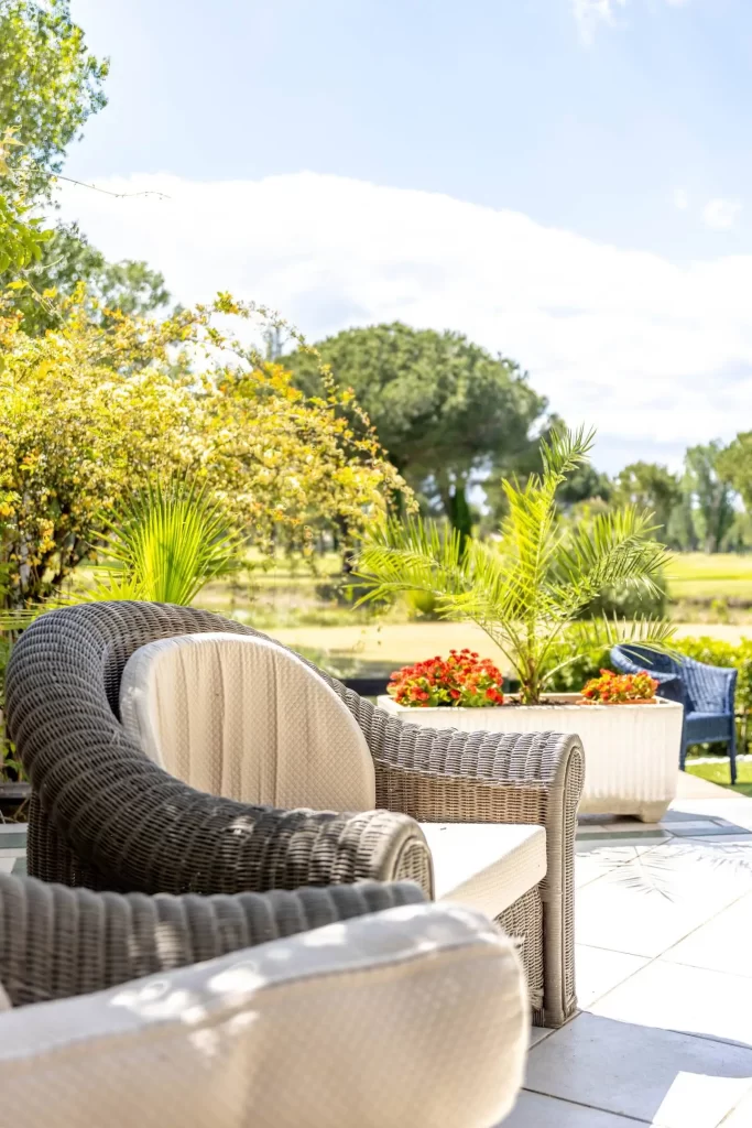 Vue depuis la terrasse ombragée sur le golf à La Grande Motte