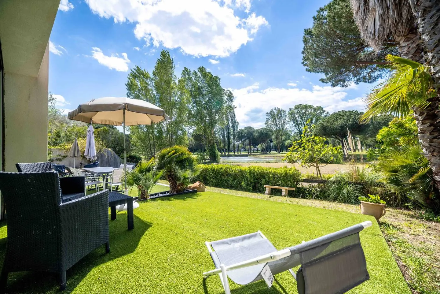 Vue panoramique extérieure sur le golf depuis la villa de luxe à La Grande Motte