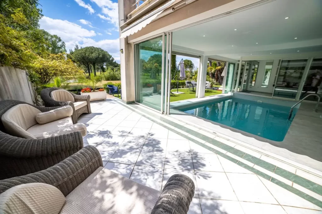 Piscine intérieure et terrasse ombragée de la villa de luxe à La Grande Motte