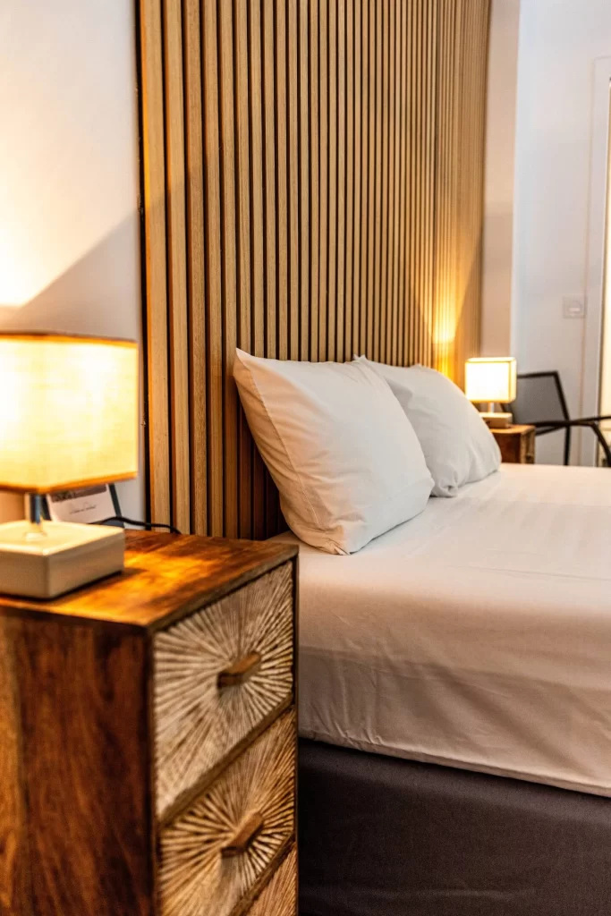 Photos de la chambre spacieuse et élégante dans la villa de luxe à la Grande Motte