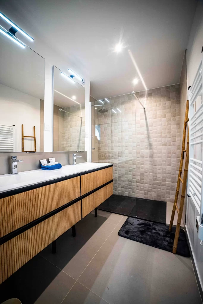 Photos de la salle de bain familiale dans la villa de luxe à la Grande Motte
