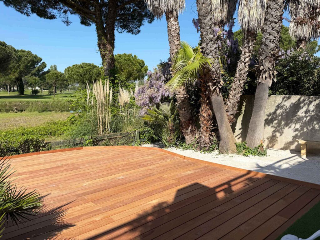 Vue de la chambre parentale dans la villa de luxe de la Grande Motte