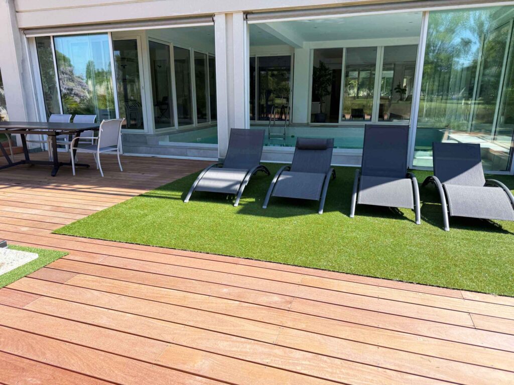 Terrasse en bord de piscine dans la villa de luxe de la Grande Motte