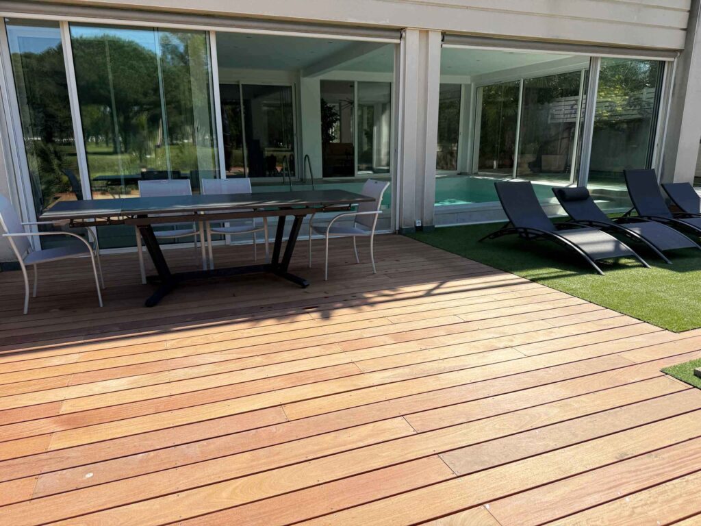 Terrasse en bord de piscine dans la villa de luxe de la Grande Motte