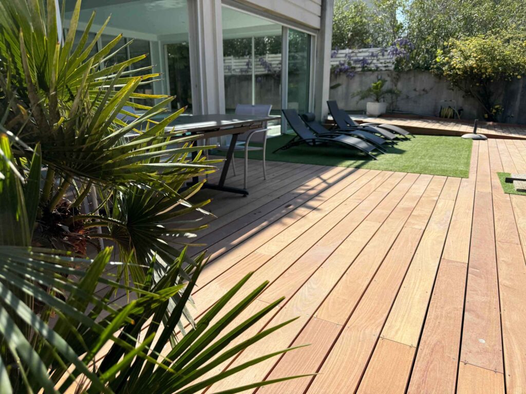 Terrasse en bord de piscine dans la villa de luxe de la Grande Motte