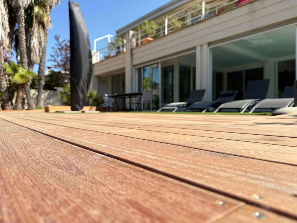 Terrasse en bord de piscine dans la villa de luxe de la Grande Motte