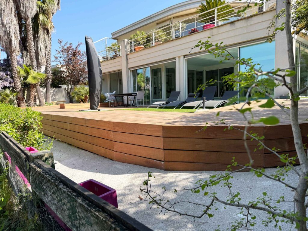 Photo au coin de la terrasse, devant le golf de la Grande Motte