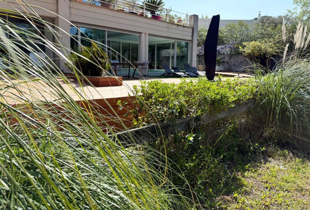 Photo du coin de l'allée, dos au golf de la Grande-Motte, face à la suite parentale