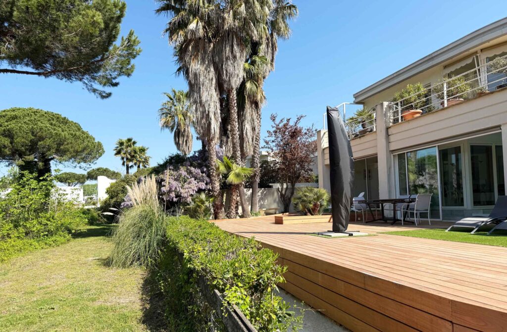 Photo de la terrasse, devant le golf de la Grande Motte