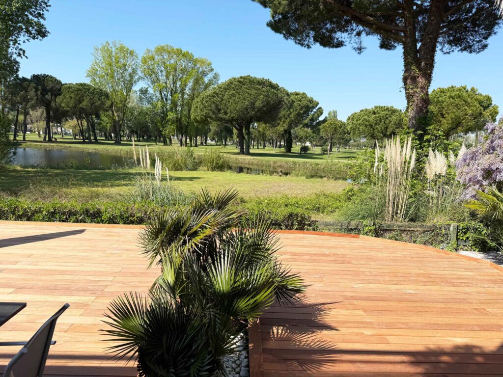 Vue du golf de la Grande Motte et son étang depuis la suite parentale