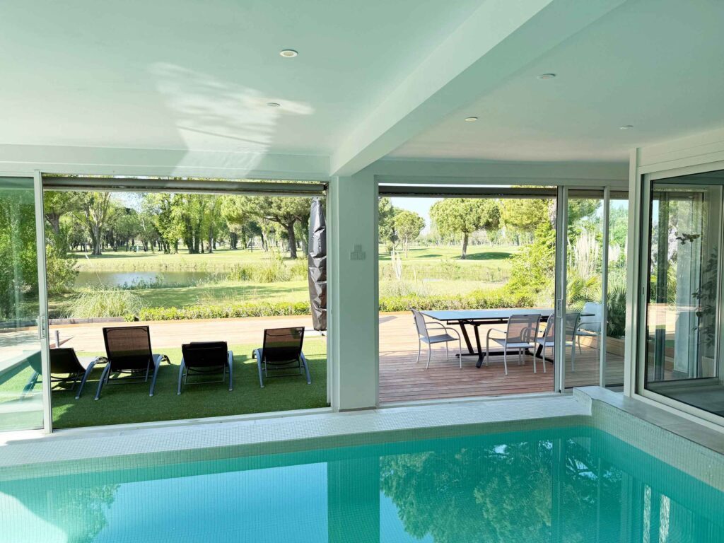Vue dans la piscine, avec la terrasse et le Golf en fond