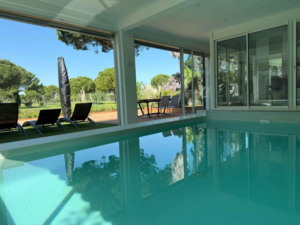 Vue dans la piscine, avec la terrasse et le Golf en fond
